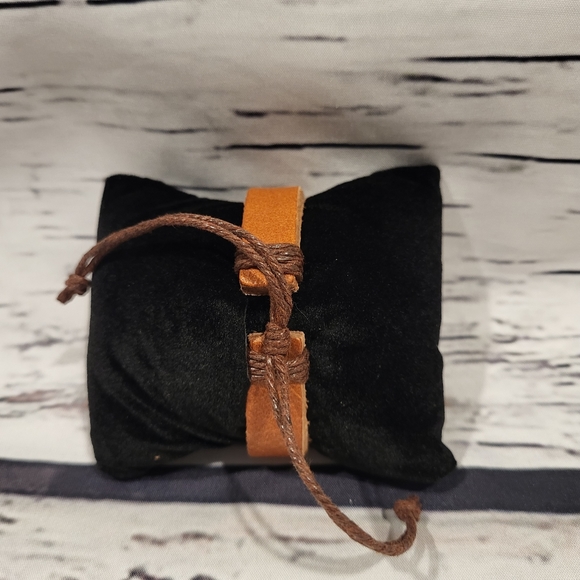 New Unisex Handmade Leather Cross Bracelets - Picture 4 of 5
